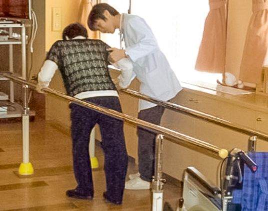 廊下でサポートを受ける様子