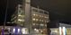 夜景に映る居室のある建物