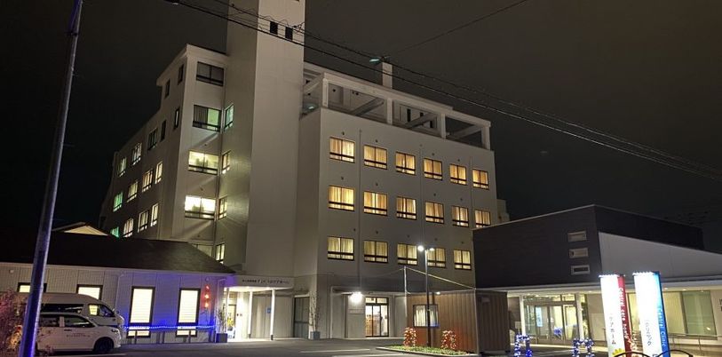 夜景に映る居室のある建物