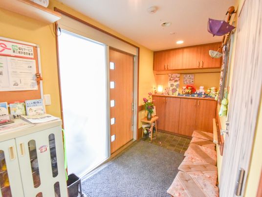 エントランスの暖かな雰囲気