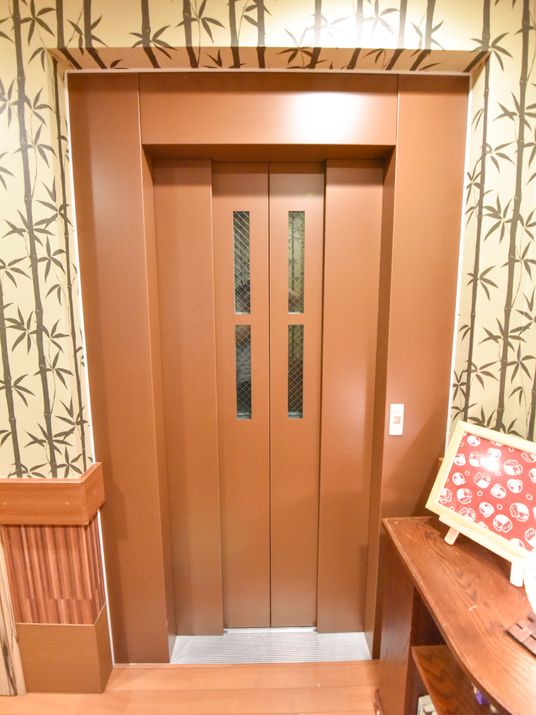 茶色いエレベーターの入り口