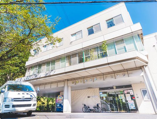 緑が映える建物外観