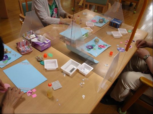 手作業する人々の様子テーブル