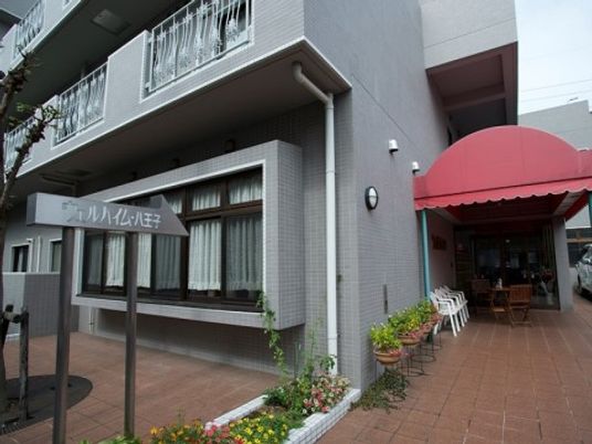 屋外のエントランスと看板