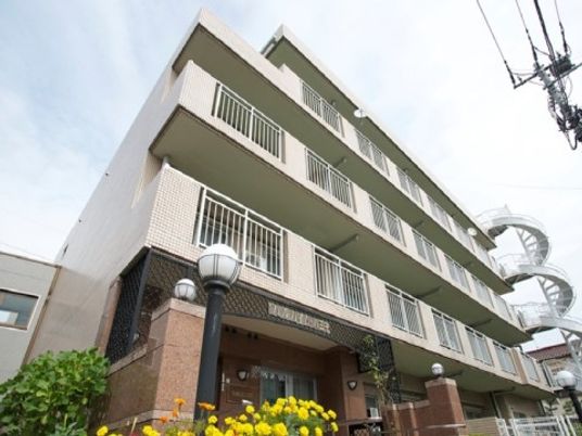 明るい外観の建物