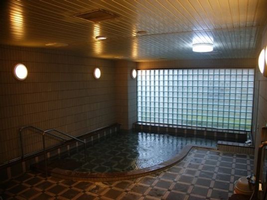 広々とした明るい浴室