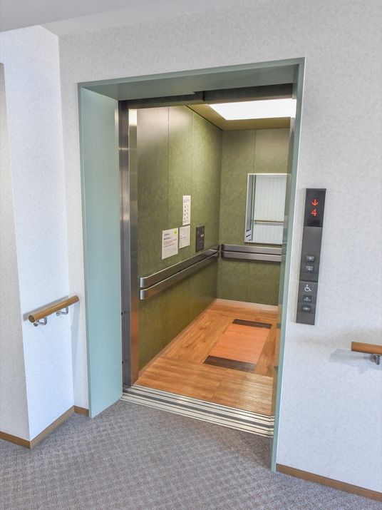 広々としたエレベーター室内 