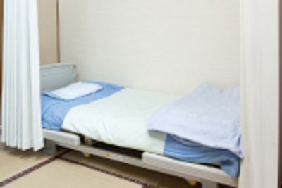 シンプルな寝具が整った和室