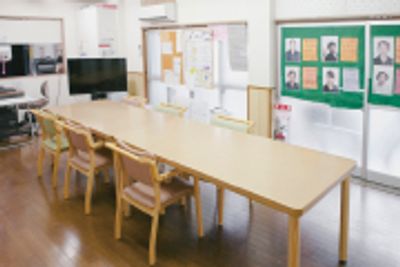 広々とした会議テーブルのある部屋