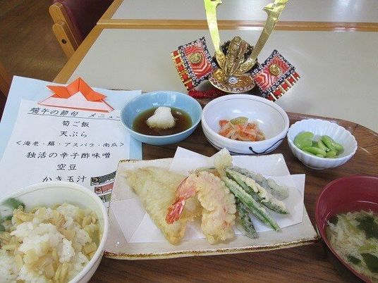 お祝いの食事シーン