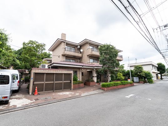 落ち着いた外観の建物