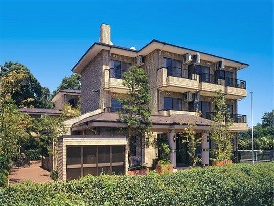 緑豊かな建物外観