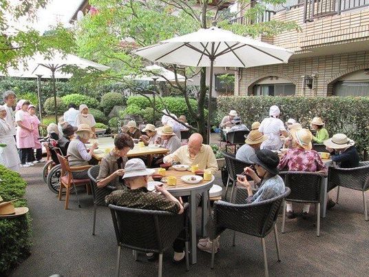 屋外で食事を楽しむ人々