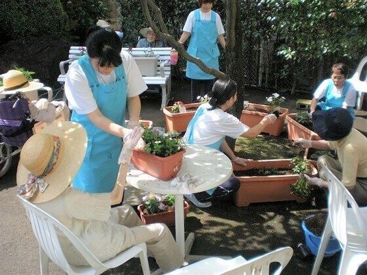 屋外で園芸活動をする人々