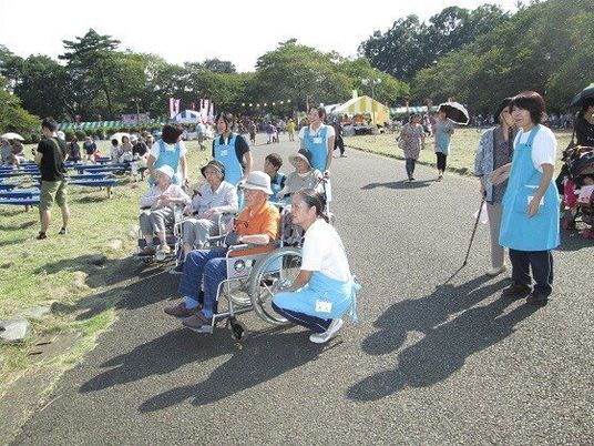 イベント参加する利用者とスタッフ