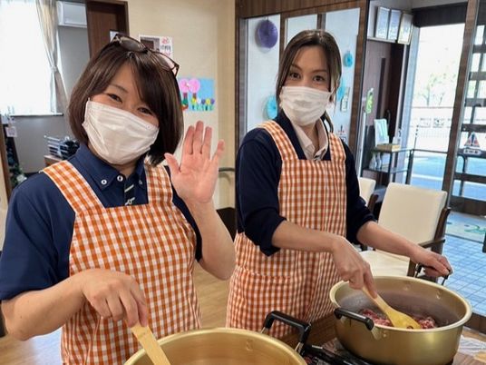 調理を行うスタッフの笑顔