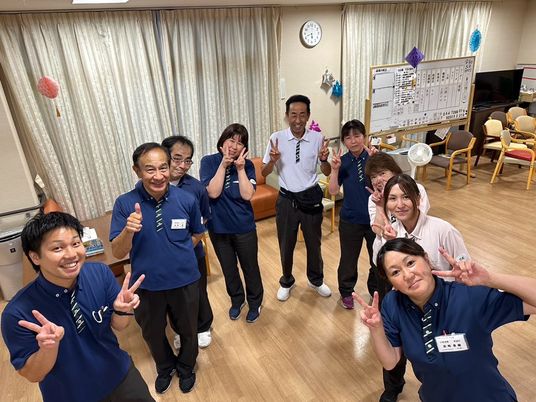 笑顔あふれるスタッフ集合