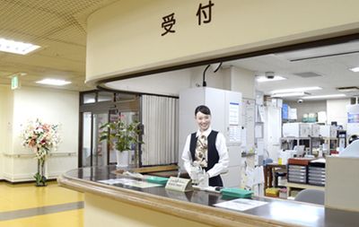 笑顔のスタッフがいる受付