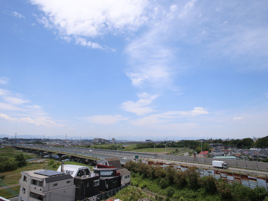 都市の景色を望むバルコニー
