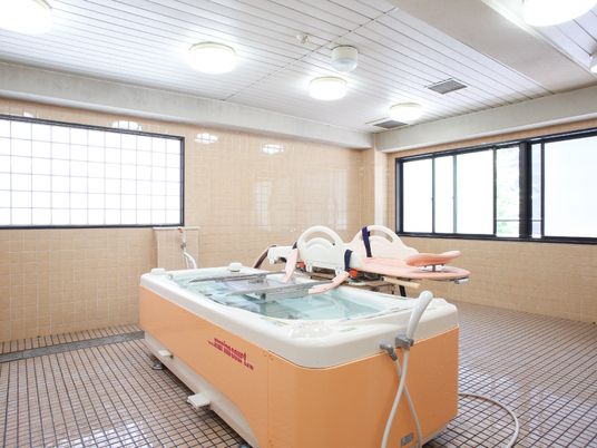 広々とした明るい浴室