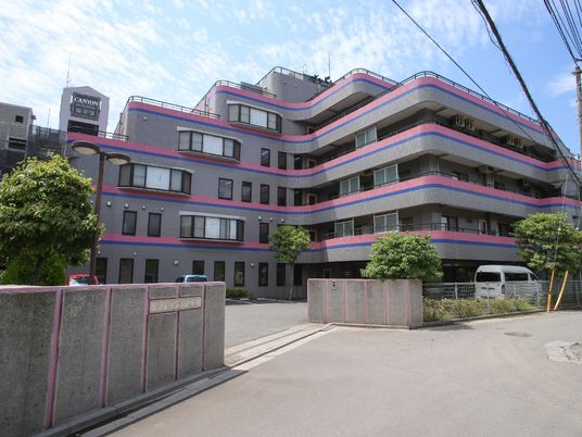 多階層のモダンな外観
