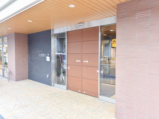 エントランスの自動ドア