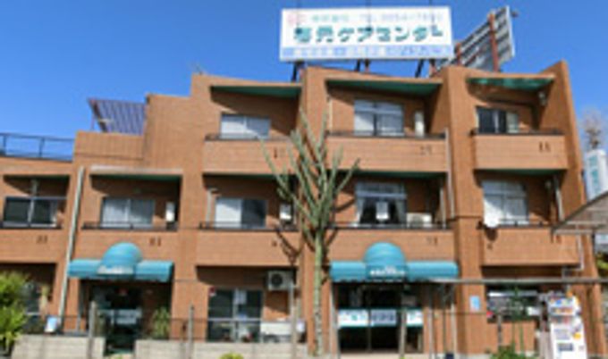 茶色い建物の外観