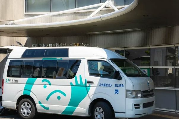 送迎車が待機する玄関