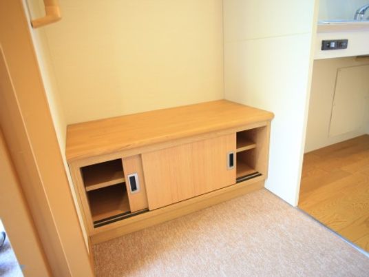 居室の木製シューズボックス