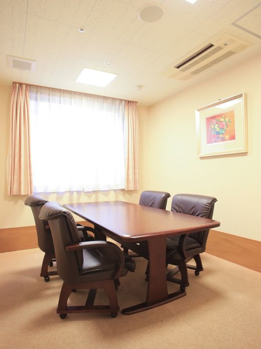 木製テーブルと椅子の部屋
