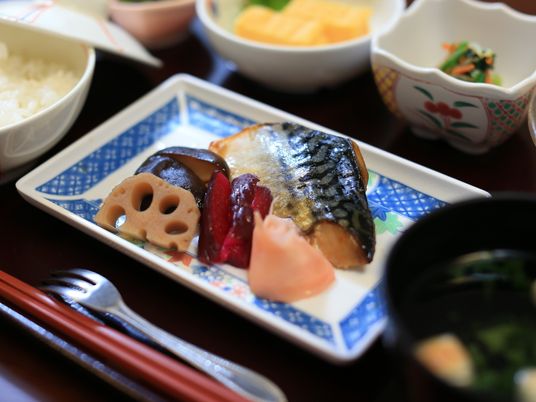 和食の丁寧な盛り付け