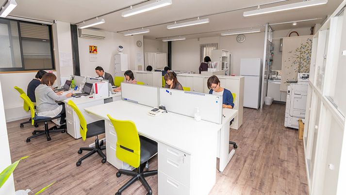 ゆったりと作業する人々の居室