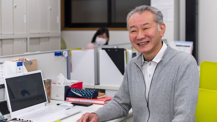 笑顔の男性とデスク