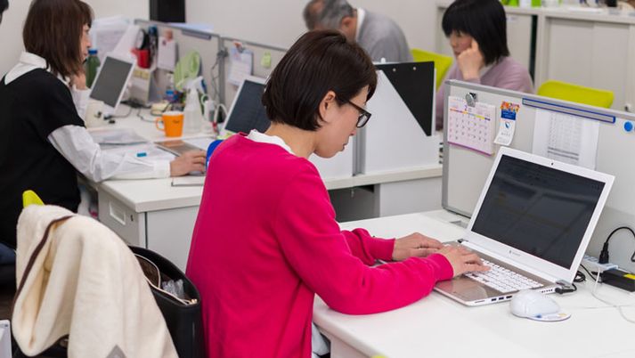利用者がパソコン操作をする様子