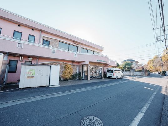 ピンクの建物外観