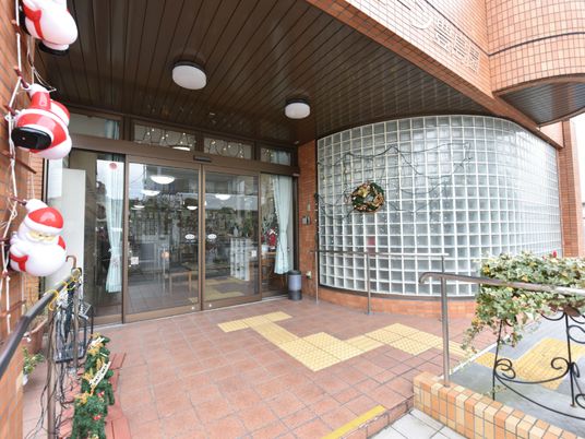 玄関の装飾が見えるエントランス