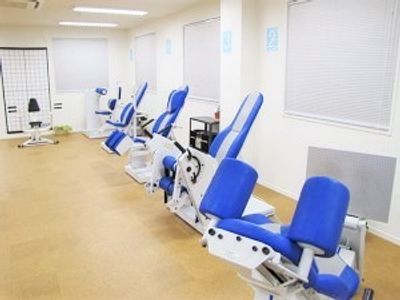 リハビリ用機器の並ぶ部屋