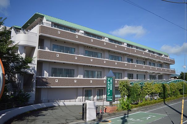 緑豊かな建物外観