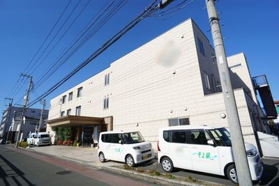 明るい日差しの外観