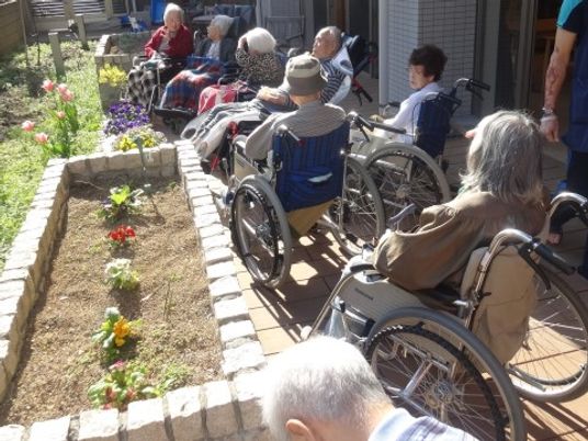 車椅子でくつろぐ高齢者たち
