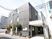 清潔感のある建物のエントランス