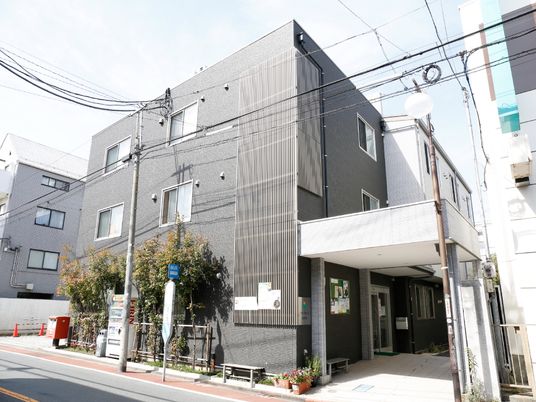 清潔感のある建物のエントランス