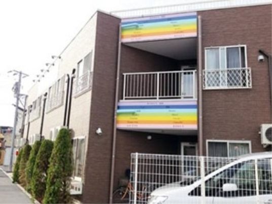 カラフルな施設の外観