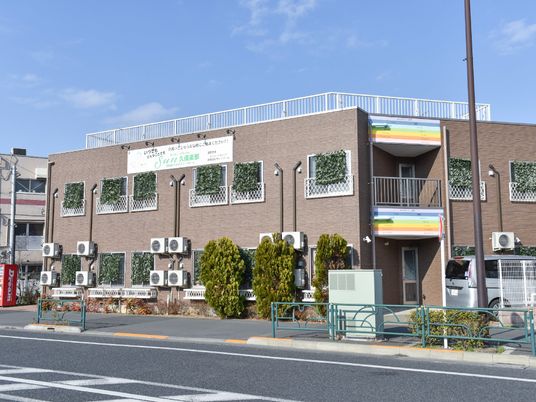 明るい外観の建物