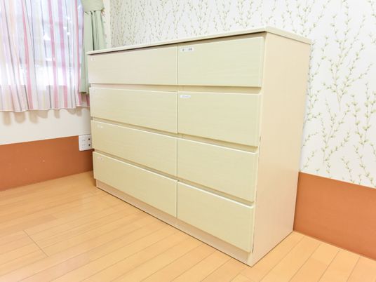 クリーム色の整理タンス