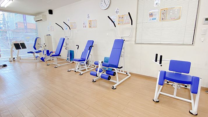 運動機器の揃った機能訓練室