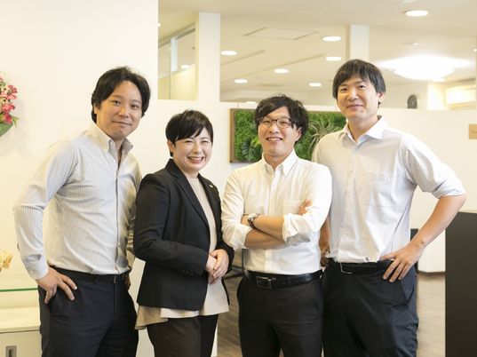 笑顔のスタッフグループ