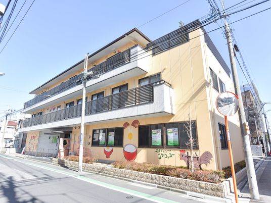明るい外観の建物