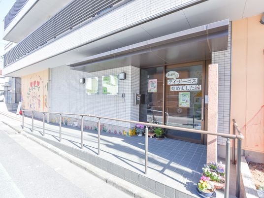 施設の明るいエントランス
