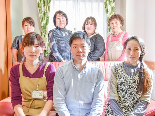 スタッフグループの笑顔